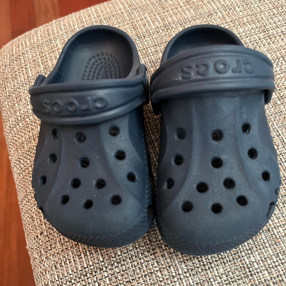 Navy 4/5c crocs.